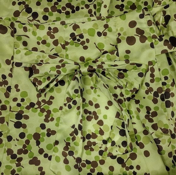 Iridescent Green Berry Pattern Skirt - Picture 3 of 5